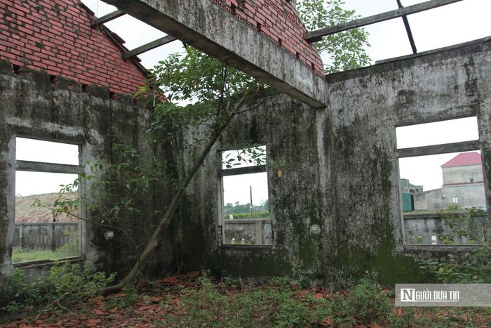 Phía bên trong là khung cảnh đổ nát, tan hoang.