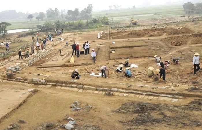 Viện Khảo cổ học và Ban Quản lý Thành Nhà Hồ tiến hành khai quật Đàn tế Nam Giao (Ảnh: Ban Quản lý Thành Nhà Hồ).