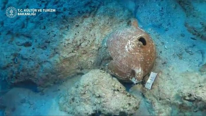 Trong đống đổ nát, các nhà khảo cổ đã phát hiện một chiếc bình amphora bí ẩn mang chín ký hiệu khác nhau và 2 lỗ trên thân. (Nguồn: Bộ Văn hóa và Du lịch Cộng hòa Thổ Nhĩ Kỳ)