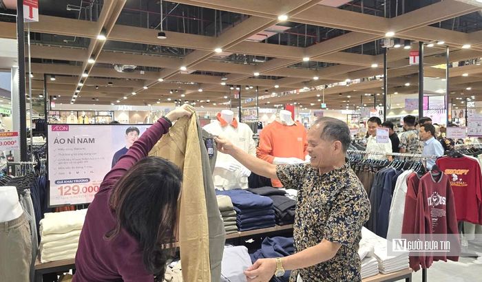 Ông Phương đang vui vẻ mua sắm tại trung tâm.