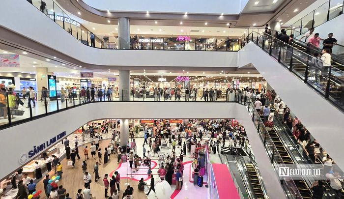 Rất đông người dân tới AEON MALL Thanh Hóa tham quan, mua sắm ngày đầu tiên đón khách.