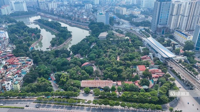 Công viên Thủ Lệ có địa hình lòng chảo với hồ nước ở trung tâm và các dải gò đồi bao quanh.