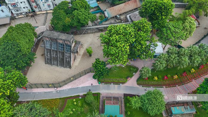 Khoảng 30% diện tích còn lại, tương đương 5,4 ha, dành cho khu nuôi dưỡng và trưng bày động vật, gồm khu nuôi chim, gà ở phía Tây và khu nuôi các loài động vật khác ở phía Bắc. Việc ra vào khu vực này được kiểm soát bằng vé; ranh giới sử dụng các giải pháp hàng rào sinh thái như hàng cây, hào đá nhân tạo hoặc vách kính nhằm bảo đảm an toàn. Khu vực cũng dự kiến có giờ đóng cửa để động vật nghỉ ngơi.