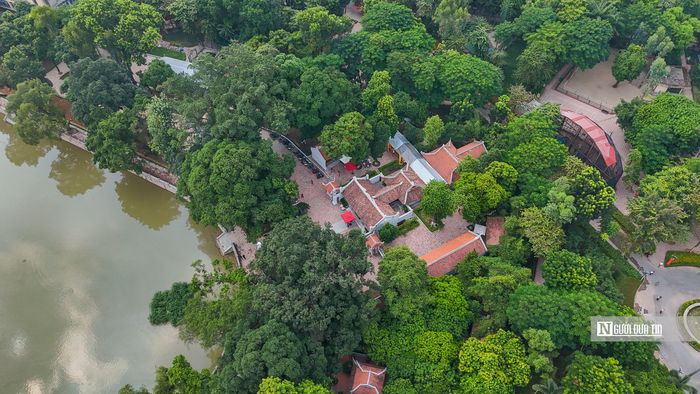 Bên cạnh đó, còn có đền Voi Phục là di tích lịch sử quốc gia đặc biệt thuộc Thăng Long Tứ Trấn.
