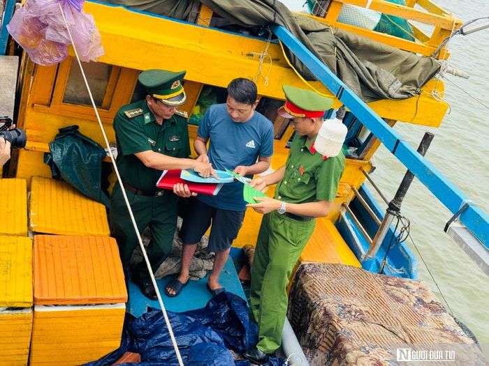 Cán bộ biên phòng và công an phường Sầm Sơn tuyên truyền các chủ tàu cá trên địa bàn chấp hành quy định.