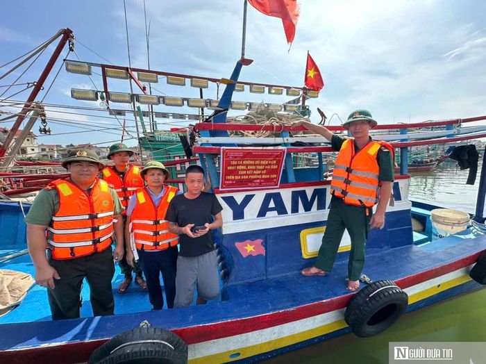 Công an phường Nghi Sơn yêu cầu các chủ tàu cá ký cam kết không vi phạm quy định.