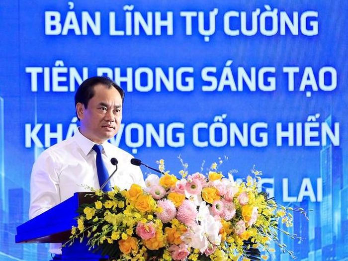 Bộ trưởng Bộ Nông nghiệp và Môi trường Trịnh Việt Hùng trả lời câu hỏi của đại biểu (Ảnh: VGP).