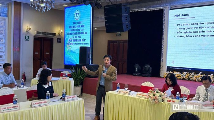 GS.TS Hoàng Viết Ngữ, Trường Đại học Công nghệ Queensland (Australia), chia sẻ tại hội thảo về tiềm năng chuyển hóa phụ phẩm nông, lâm nghiệp thành vật liệu carbon giá trị cao, góp phần thúc đẩy kinh tế tuần hoàn và giảm phát thải.