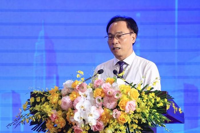Bộ trưởng Bộ Giáo dục và Đào tạo Hoàng Minh Sơn trả lời câu hỏi tại buổi đối thoại (Ảnh: VGP).