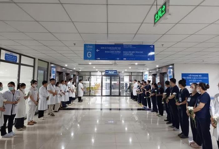 Ban lãnh đạo cùng cán bộ, nhân viên Bệnh viện Hùng Vương Gia Lai tiễn biệt nữ giáo viên trẻ hiến tạng.