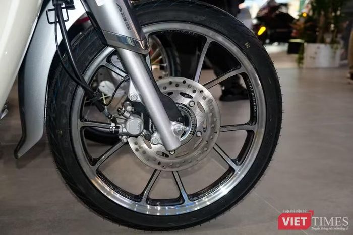 Phanh ABS là điểm khác biệt giữa Super Cub bản nhập tư nhân và chính hãng. Ảnh: Thượng Tâm.
