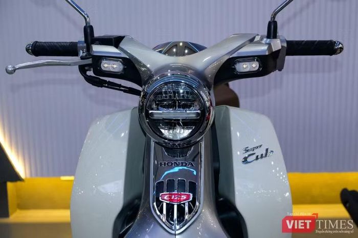 Điểm nhấn của xe vẫn là thiết kế hoài cổ với ghi-đông và đèn trước gợi nhớ hình tượng "cánh én" của các thế hệ trước. Ảnh: Thượng Tâm.