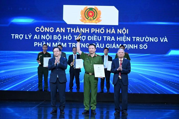  Thiếu tướng Nguyễn Hồng Ky, Phó giám đốc Công an TP Hà Nội lên nhận giải. 