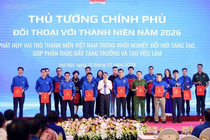Thủ tướng tặng quà động viên 20 thanh niên tiêu biểu, đại diện cho nhiều lĩnh vực, phong trào của tuổi trẻ cả nước. Ảnh: VGP.
