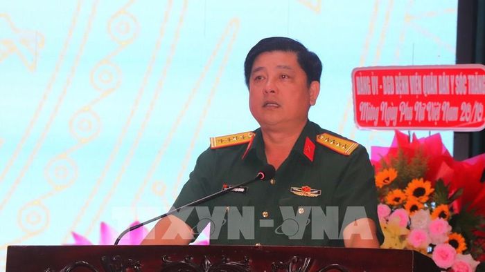 Đại tá Phạm Ngọc Quang, Chính ủy Bộ Chỉ huy Quân sự thành phố phát biểu ôn lại truyền thống. Ảnh: Nguyễn Hằng - TTXVN