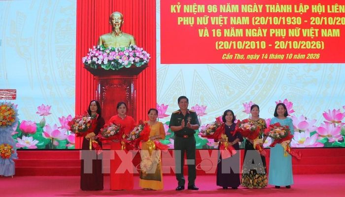 Tặng hoa và quà cho các đại biểu. Ảnh: Nguyễn Hằng - TTXVN