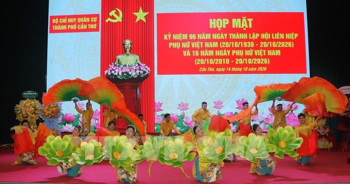 Tiết mục văn nghệ chào mừng họp mặt. Ảnh: Nguyễn Hằng – TTXVN