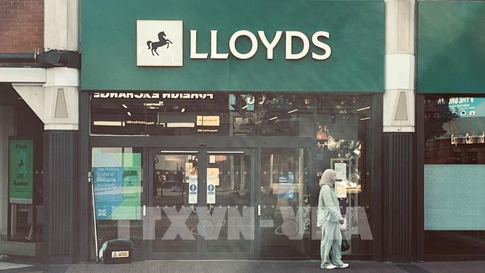 Một chi nhánh của Lloyds tại London. Lloyds Banking Group là ngân hàng bán lẻ lớn nhất nước Anh xét theo thị phần trong nước. Ảnh: Hương Giang - PV TTXVN tại Anh