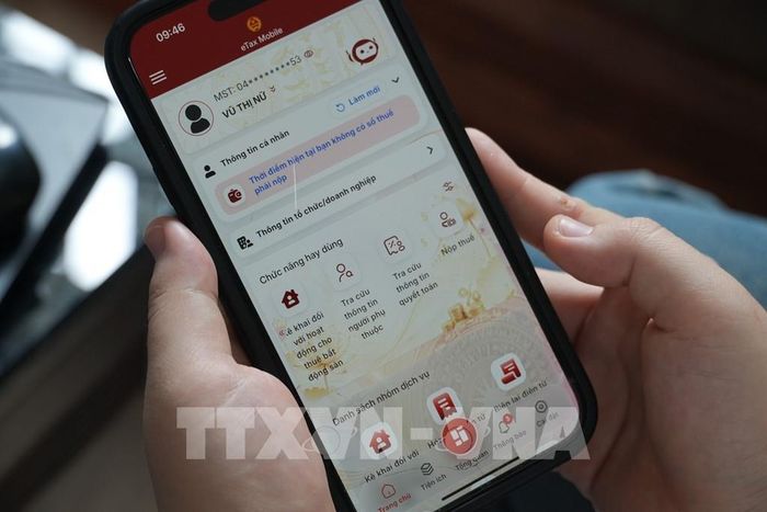 Đối với nền tảng không có chức năng thanh toán, người kinh doanh phải chủ động kê khai, nộp thuế theo quy định áp dụng cho trường hợp của mình. Ảnh: Bích Huệ - TTXVN