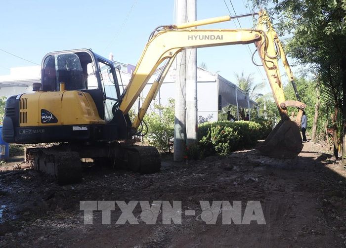 Khởi công dự án xây dựng lộ giao thông nông thôn xã Khánh An. Ảnh: Tuấn Phi - TTXVN