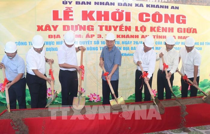 Nghi thức lễ khởi công xây dựng tuyến đường nông thôn xã Khánh An. Ảnh: Tuấn Phi - TTXVN