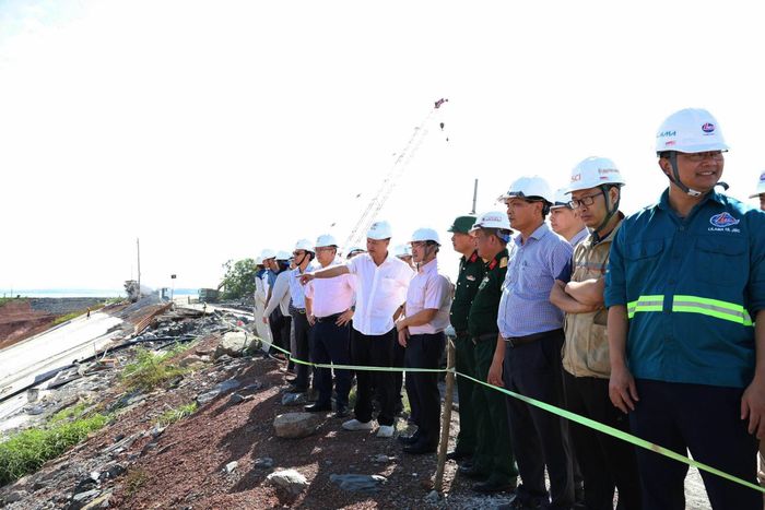 Đoàn công tác của EVN kiểm tra thi công hạng mục cửa nhận nước. Ảnh: Diệp Anh/Bnews/vnanet.vn