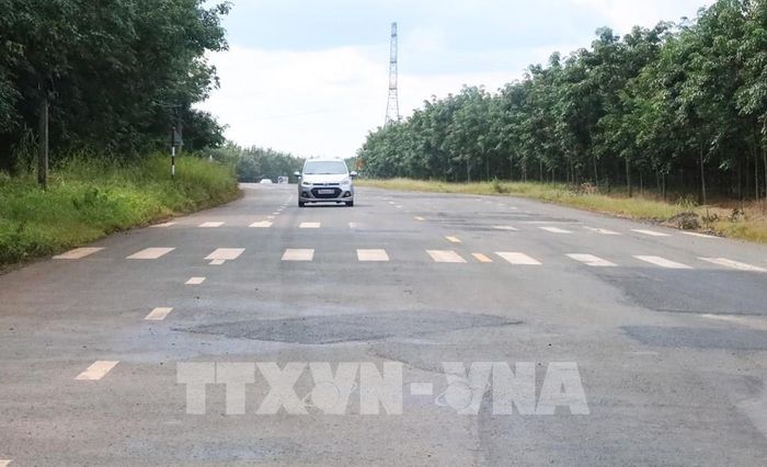 Các vị trí mặt đường ĐH 312 qua xã Phú Trung, thành phố Đồng Nai, xuất hiện những mảng vá chắp nối, tạo bề mặt không đồng đều. Người dân mong muốn công tác sửa chữa được bảo đảm chất lượng và độ bền công trình. Ảnh: Đậu Tất Thành - TTXVN