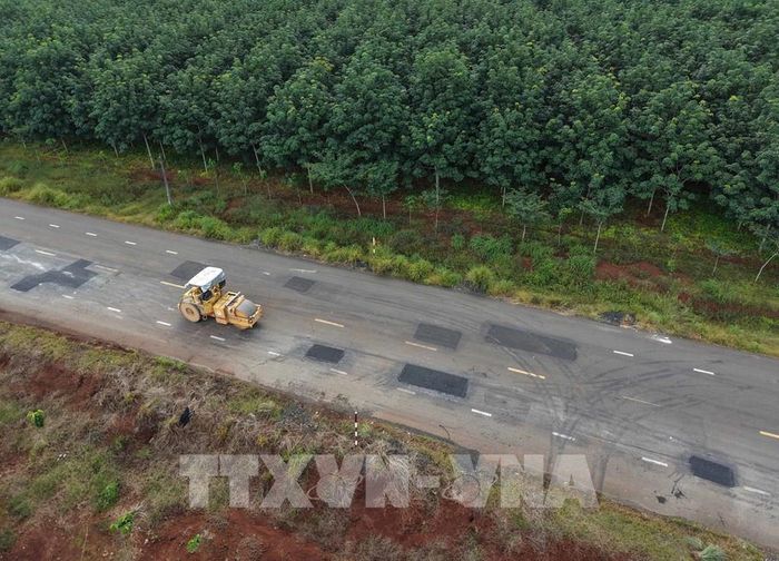 Xe lu được huy động để phục vụ công tác sửa chữa mặt đường ĐH 312 qua xã Phú Trung, thành phố Đồng Nai. Ảnh: Đậu Tất Thành - TTXVN