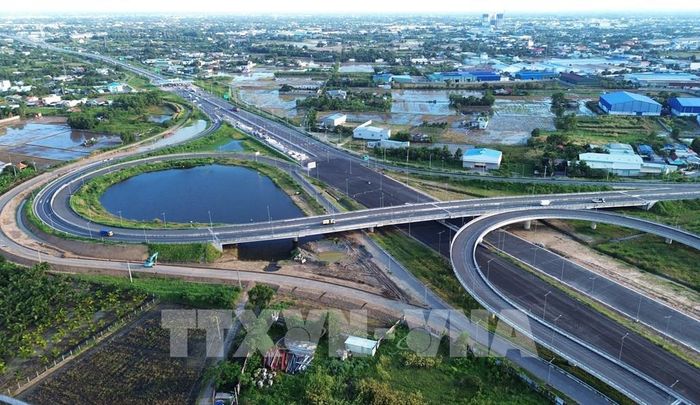 Đường Vành đai 4 TP. Hồ Chí Minh góp phần kết nối Tây Ninh với hệ thống cao tốc, cảng biển, sân bay và các trung tâm công nghiệp của vùng kinh tế trọng điểm phía Nam, tạo thuận lợi cho lưu thông hàng hóa, thu hút đầu tư và mở rộng không gian phát triển của tỉnh. Ảnh: Bùi Giang - TTXVN