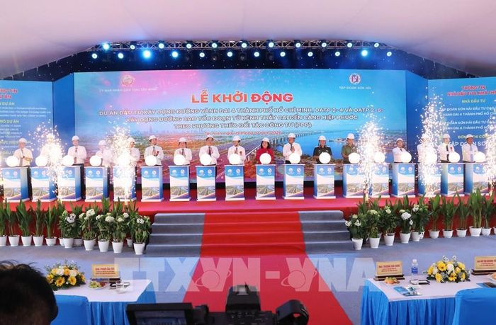 Các đại biểu thực hiện nghi thức khởi động dự án, đánh dấu bước chuyển sang giai đoạn triển khai xây dựng hai dự án thành phần thuộc đường Vành đai 4 TP. Hồ Chí Minh. Ảnh: Bùi Giang - TTXVN