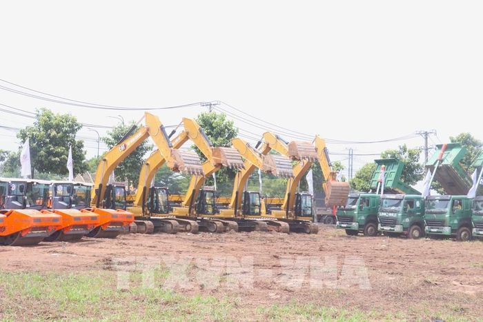 Máy móc, thiết bị được huy động tại lễ khởi công hai dự án thành phần 2-4 và 2-5 thuộc đường Vành đai 4 TP. Hồ Chí Minh, góp phần hiện thực hóa trục giao thông liên vùng, kết nối Tây Ninh với hệ thống cao tốc, cảng biển và các trung tâm công nghiệp, logistics của vùng kinh tế trọng điểm phía Nam. Ảnh: Bùi Giang - TTXVN