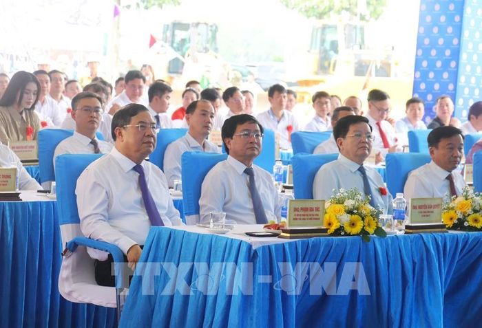 Ủy viên Bộ Chính trị, Phó Thủ tướng Thường trực Chính phủ Phạm Gia Túc cùng lãnh đạo Trung ương, tỉnh Tây Ninh và các đại biểu tham dự lễ khởi động dự án. Ảnh: Bùi Giang - TTXVN