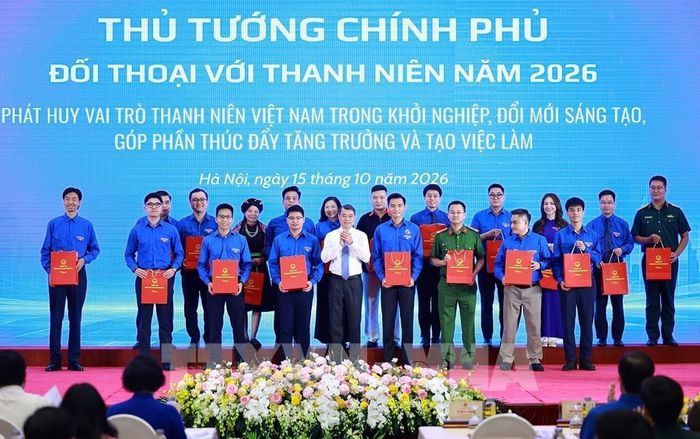 Thủ tướng Lê Minh Hưng tặng quà động viên các thanh niên tiêu biểu. Ảnh: Dương Giang – TTXVN