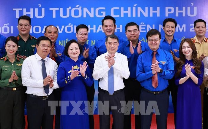 Thủ tướng Lê Minh Hưng với các đại biểu tham dự đối thoại thanh niên năm 2026. Ảnh: Dương Giang – TTXVN