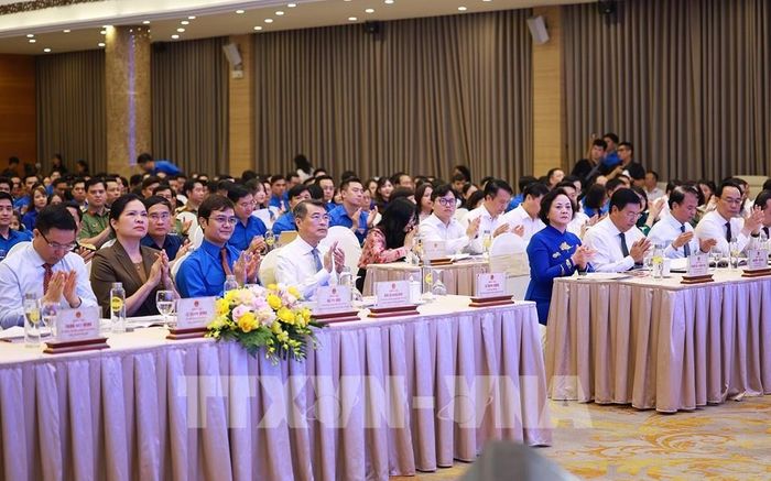 Thủ tướng Lê Minh Hưng và các đại biểu tham dự đối thoại với thanh niên năm 2026. Ảnh: Dương Giang – TTXVN