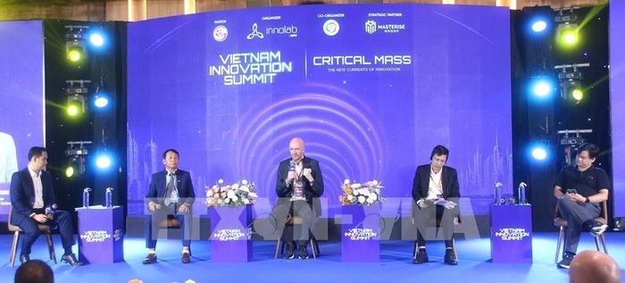 Tọa đàm cấp cao với chủ đề “Đâu là những lĩnh vực Việt Nam có thể vươn lên định chuẩn?”. Ảnh: Hứa Chung – TTXVN