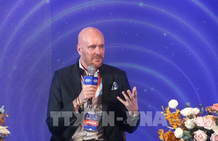 Ông Michael Zinck Jensen, Phó Chủ tịch kiêm Giám đốc Nhà máy Pandora Việt Nam thuộc Tập đoàn Pandora, chia sẻ tại toạ đàm. Ảnh: Hứa Chung – TTXVN