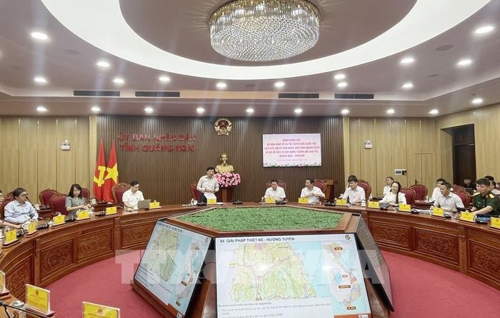 Phó Chủ tịch Ủy ban Kinh tế và Tài chính của Quốc hội Nguyễn Minh Sơn phát biểu tại buổi làm việc. Ảnh: Phạm Cường-TTXVN