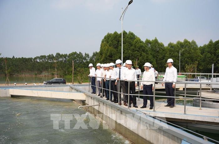 Các đại biểu kiểm tra thực tế công trình. Ảnh: Thanh Thương - TTXVN 