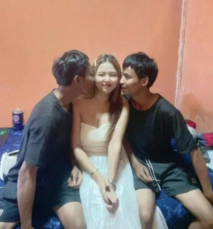 Nhân viên nhà hàng Fah cho biết cô ngủ “ở giữa”, nằm giữa hai anh em sinh đôi. Ảnh: 163.com