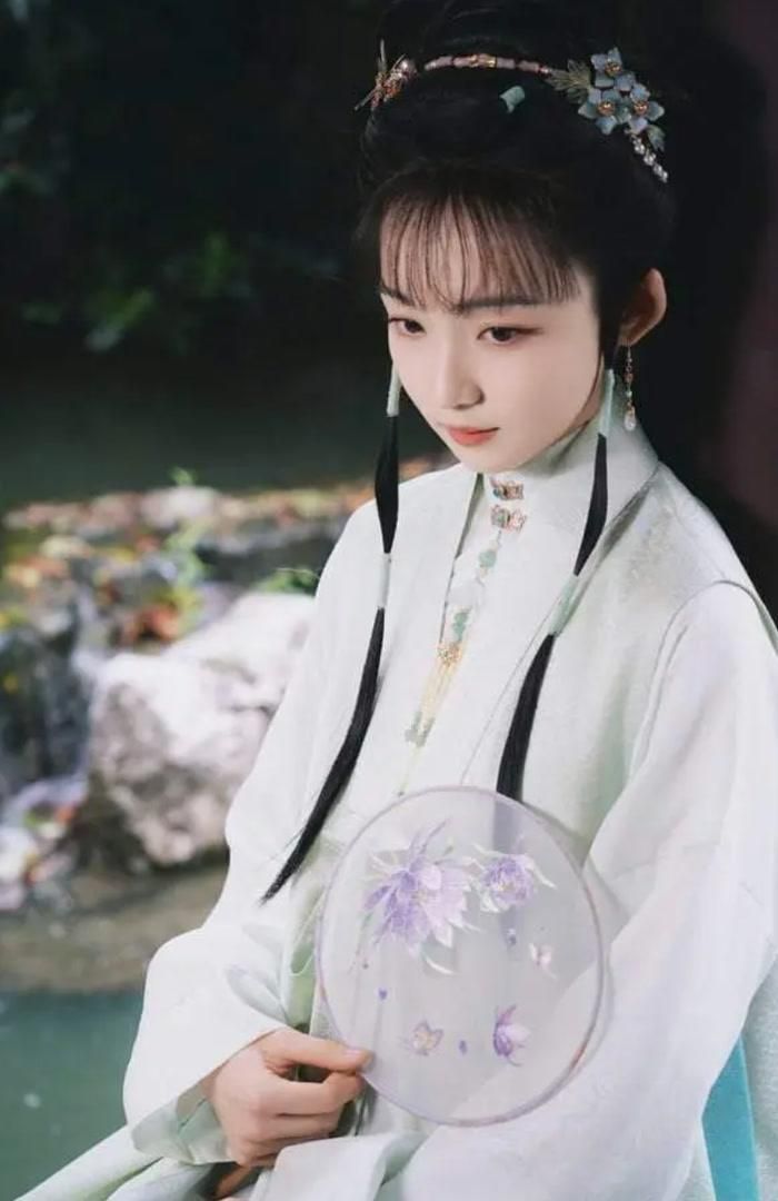Mã Phàm Đinh trong Lan Hương Như Cố, vào vai Lâm Tú Như, tam tiểu thư Lâm gia dịu dàng nhưng kiên cường, mạnh mẽ vượt qua biến cố gia đình.