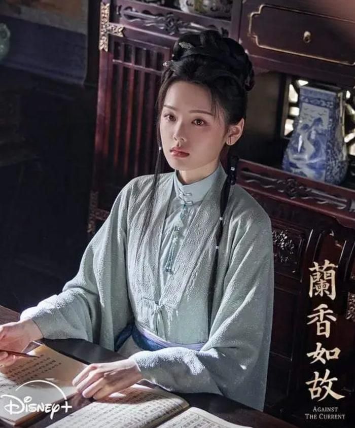 Ngô Điềm Điềm trong Lan Hương Như Cố, đảm nhận vai Lâm Tú Uyển, nhị tiểu thư Lâm gia có tính cách thẳng thắn nhưng phải trải qua nhiều biến cố.