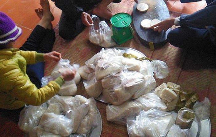 Mỗi phần xôi nén được chia mang về có thể kèm theo giò. Ảnh: báo Công 