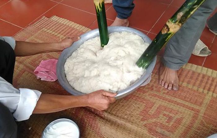 Công đoạn giã xôi nén. Ảnh: Công Lý