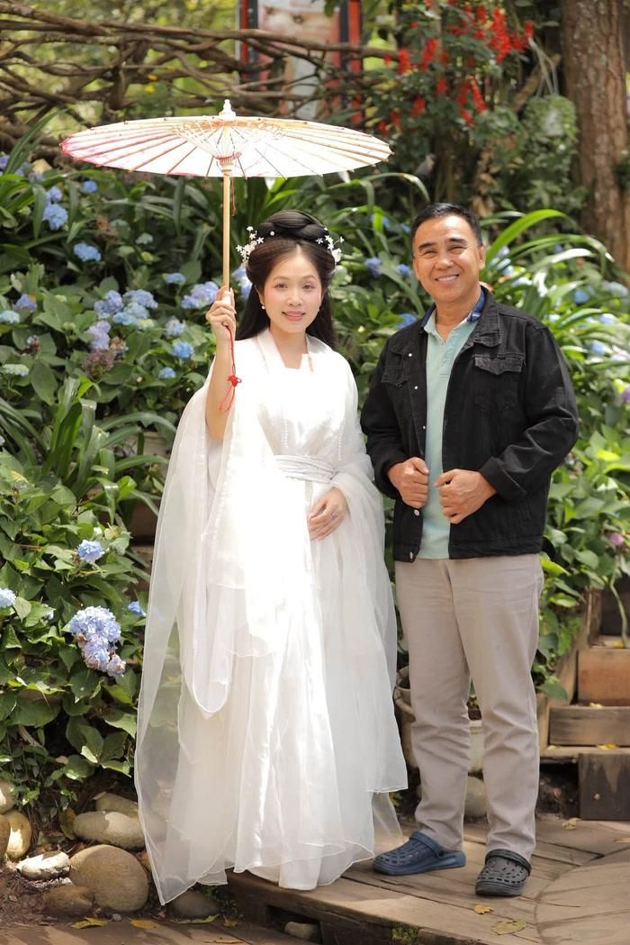 Cô Long Đà Lạt đăng tải hình ản chụp cùng chú Quyền Linh. Ảnh: FBNV