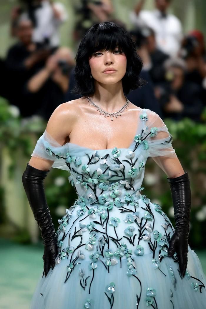 Tại sự kiện Met Gala 2024, Sydney Sweeney cũng gây chú ý khi xuất hiện với mái tóc bob đen mang phong cách cá tính.