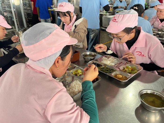 Bữa ăn ca có đủ các món mặn, xào, canh đầy đủ giúp công nhân đảm bảo dinh dưỡng để thực hiện công việc