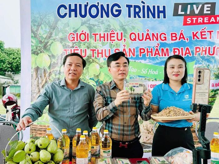 Hội LHPN xã Cẩm Lạc tổ chức "Phiên chợ số - Kết nối yêu thương", kết hợp trưng bày, bán hàng trực tiếp và livestream quảng bá sản phẩm địa phương với sự tham gia của lãnh đạo địa phương