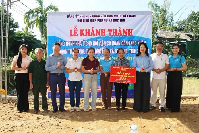 Hội LHPN xã Đức Thọ khánh thành, trao hỗ trợ làm nhà ở cho hội viên có hoàn cảnh đặc biệt khó khăn với kinh phí 70 triệu đồng từ nguồn xã hội hóa và sự đóng góp của hội viên. (1)