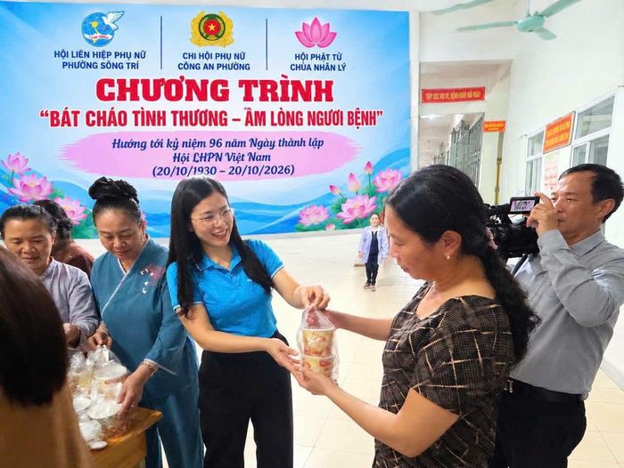 Hội LHPN phường Sông Trí phối hợp với Chi hội Phụ nữ Công an phường và Hội Phật tử Chùa Nhân Lý nấu, phát 500 suất cháo miễn phí cho bệnh nhân tại Bệnh viện Đa khoa thị xã Kỳ Anh.